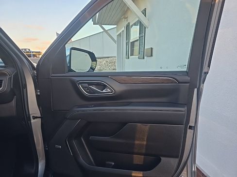 Used 2024 Chevrolet Suburban Premier image 27