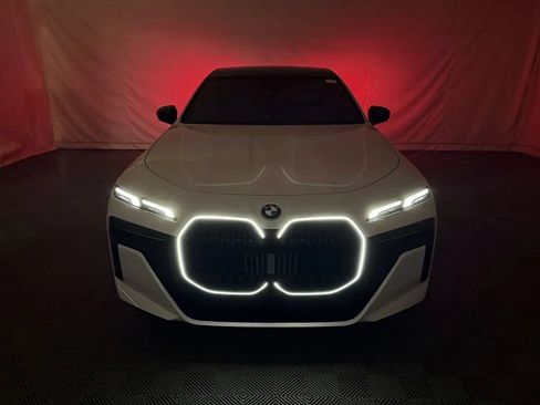 Used 2025 BMW 740i xDrive AWD/4WD image 3