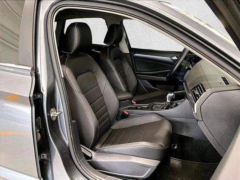 Used 2024 Volkswagen Jetta SE FWD image 9