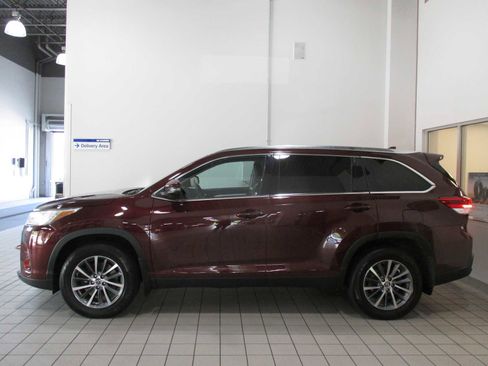 Used 2019 Toyota Highlander XLE image 17