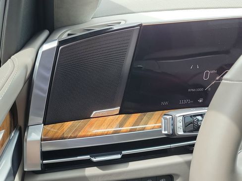 Used 2025 Cadillac Escalade Sport Platinum w/ LPO, Floor Liner Package AWD/4WD image 32