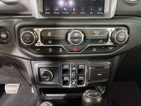 Used 2022 Jeep Wrangler Unlimited Sahara AWD/4WD image 15