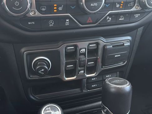 Used 2020 Jeep Gladiator Overland image 28