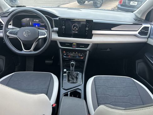 Certified 2025 Volkswagen Taos SE w/ Panoramic Sunroof Package FWD image 11