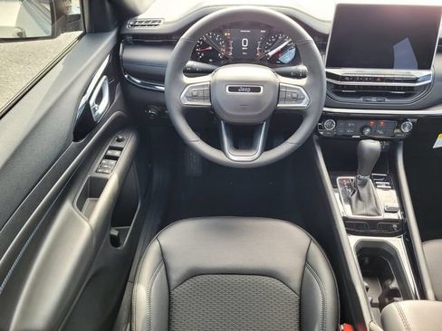 Used 2026 Jeep Compass Latitude AWD/4WD image 12