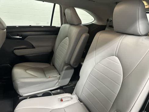 Used 2023 Toyota Highlander XLE image 14