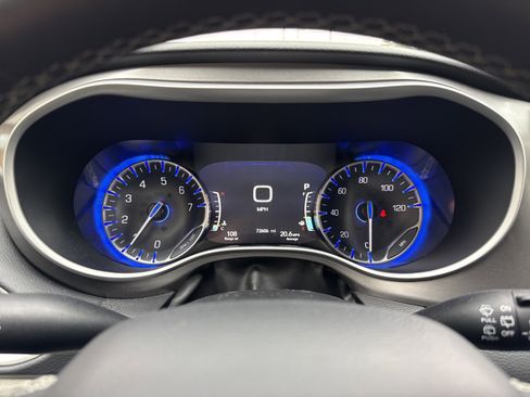 Used 2023 Chrysler Pacifica Touring-L FWD image 20
