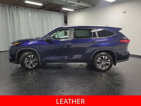 Used 2023 Toyota Highlander XLE AWD/4WD image 5