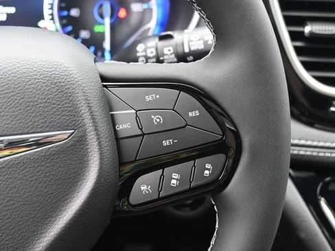 New 2026 Chrysler Pacifica Limited FWD image 10