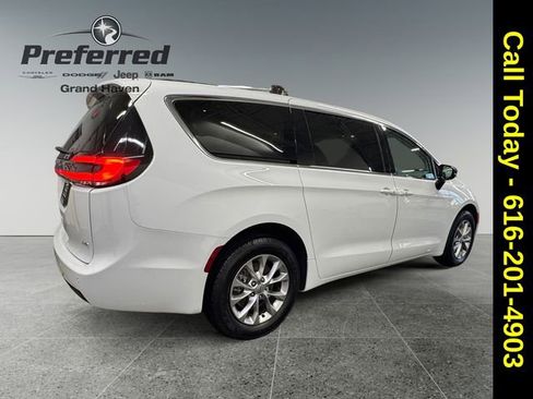 Used 2024 Chrysler Pacifica Touring-L image 17