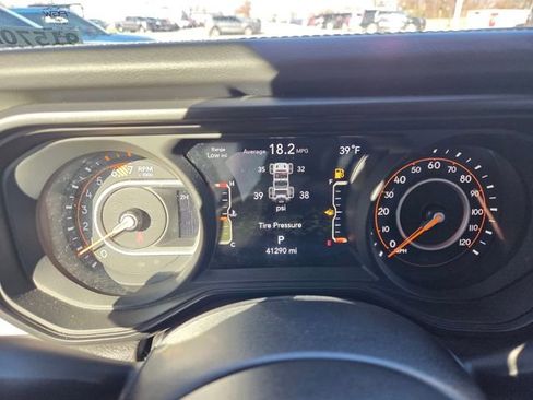 Used 2024 Jeep Wrangler Sahara image 14
