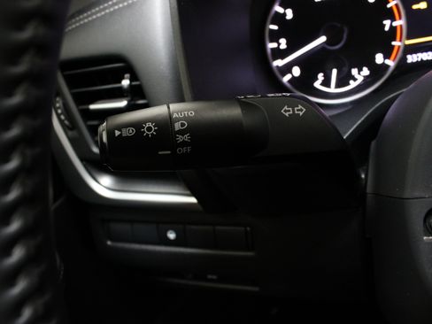 Used 2025 Nissan Rogue SV FWD image 25