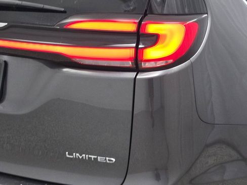 Used 2022 Chrysler Pacifica Limited FWD image 11