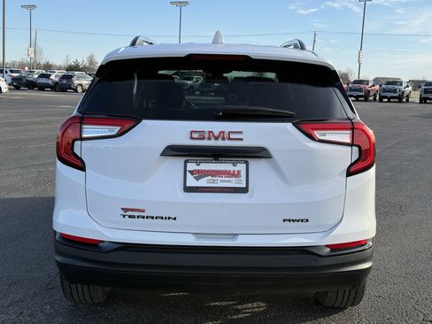 Used 2023 GMC Terrain SLE w/ Driver Convenience Package image 4