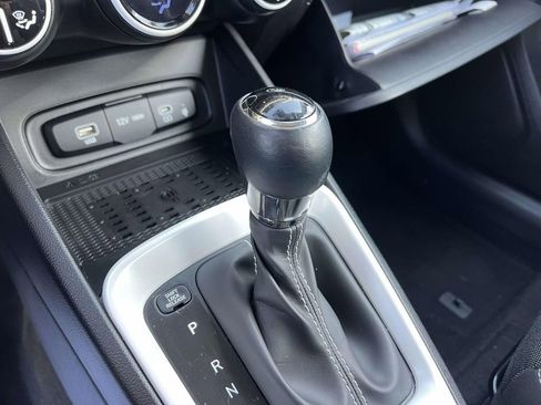 Used 2024 Hyundai Venue Limited image 40