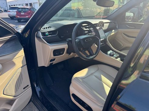 Used 2024 Jeep Grand Cherokee Limited w/ Black Appearance Package AWD/4WD image 12