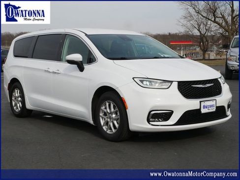Used 2023 Chrysler Pacifica Touring-L image 1