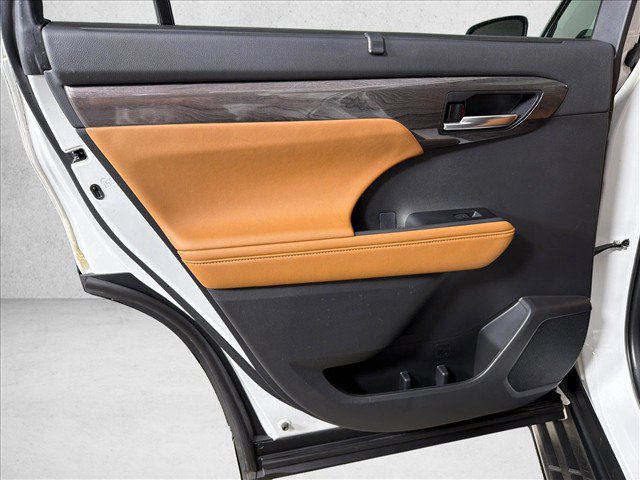 Used 2024 Toyota Highlander Platinum FWD image 24