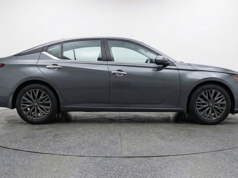 Used 2025 Nissan Altima 2.5 SV FWD image 11