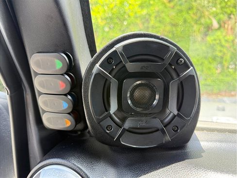 Used 2015 Jeep Wrangler Unlimited Rubicon w/ Connectivity Group AWD/4WD image 23
