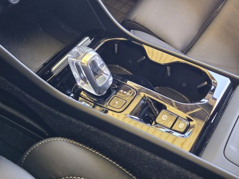 Used 2023 Volvo XC40 B5 Plus image 29