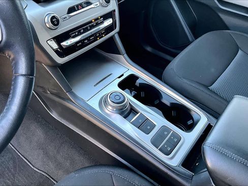 Used 2022 Ford Explorer XLT image 15