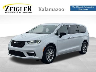 New 2026 Chrysler Pacifica Limited w/ Uconnect Theater Family Group