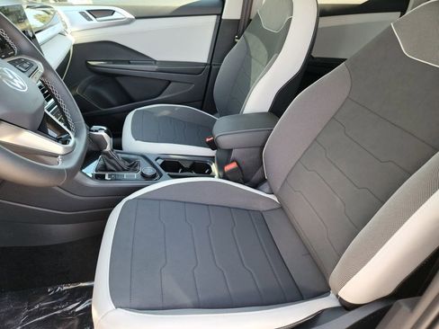 New 2025 Volkswagen Taos SE image 10