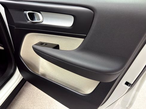 Used 2022 Volvo XC40 T5 Momentum image 13