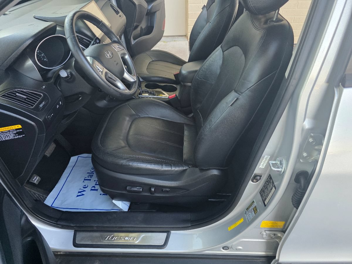 Used 2010 Hyundai Tucson Limited w/ Premium Pkg 4 FWD image 17