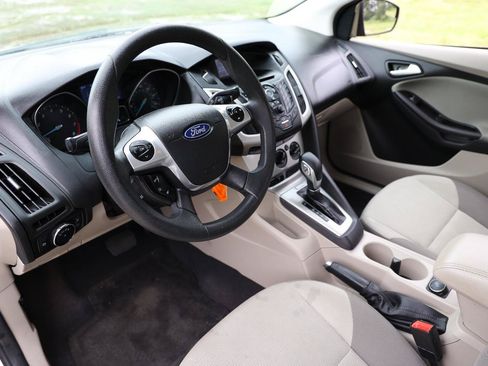 Used 2014 Ford Focus SE FWD image 4