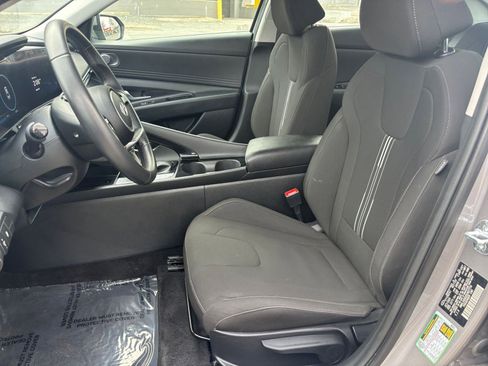 Used 2025 Hyundai Elantra SEL image 32