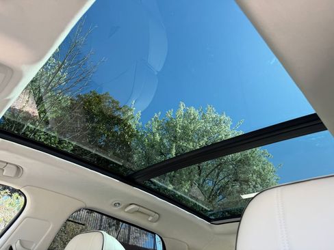 Used 2025 Bentley Bentayga image 39