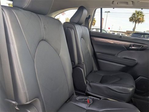 Used 2023 Toyota Highlander Platinum image 31