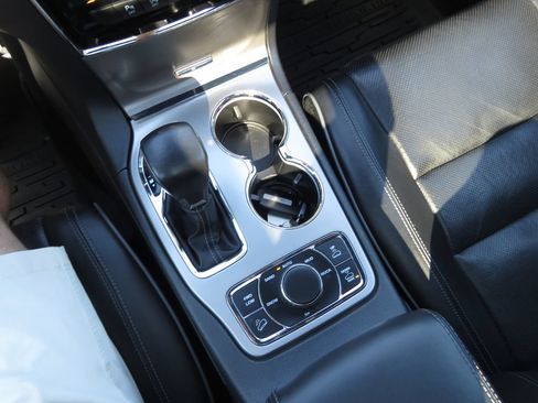 Used 2020 Jeep Grand Cherokee Overland AWD/4WD image 24