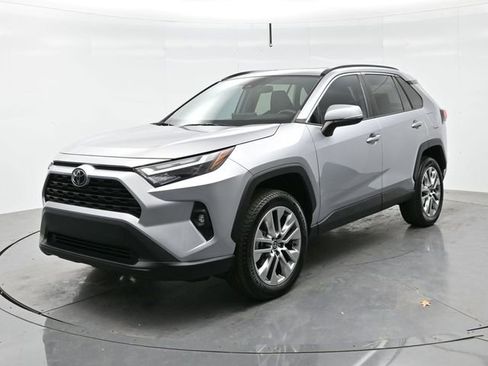 Used 2022 Toyota RAV4 XLE Premium image 7