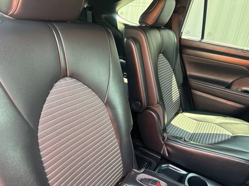 Used 2021 Toyota Highlander XSE FWD image 31