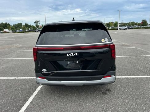 Used 2025 Kia Carnival FWD image 7