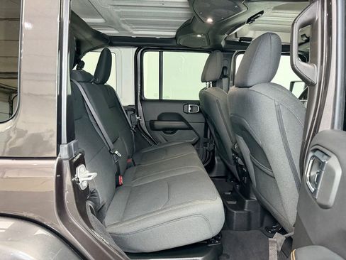 Used 2025 Jeep Wrangler Unlimited Sahara AWD/4WD image 10