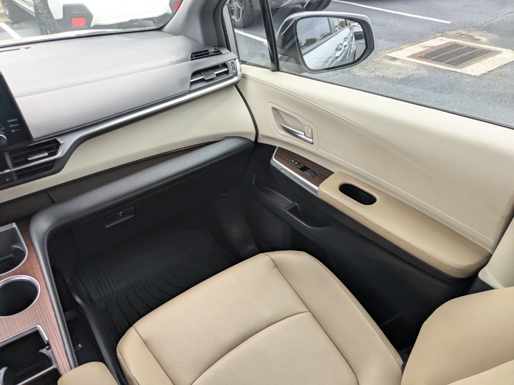 Used 2023 Toyota Sienna XLE FWD image 16