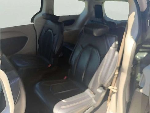 Used 2022 Chrysler Pacifica Touring-L FWD image 15