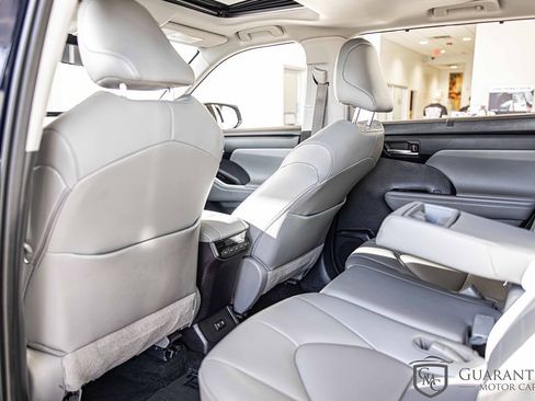 Used 2021 Toyota Highlander XLE AWD/4WD image 34
