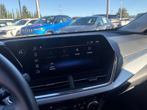 Used 2025 Chevrolet Trax LT w/ LT Convenience Package FWD image 20