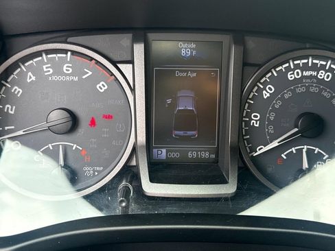 Used 2018 Toyota Tacoma TRD Sport AWD/4WD image 9