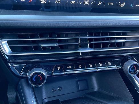 Used 2025 Chevrolet Traverse LT image 30