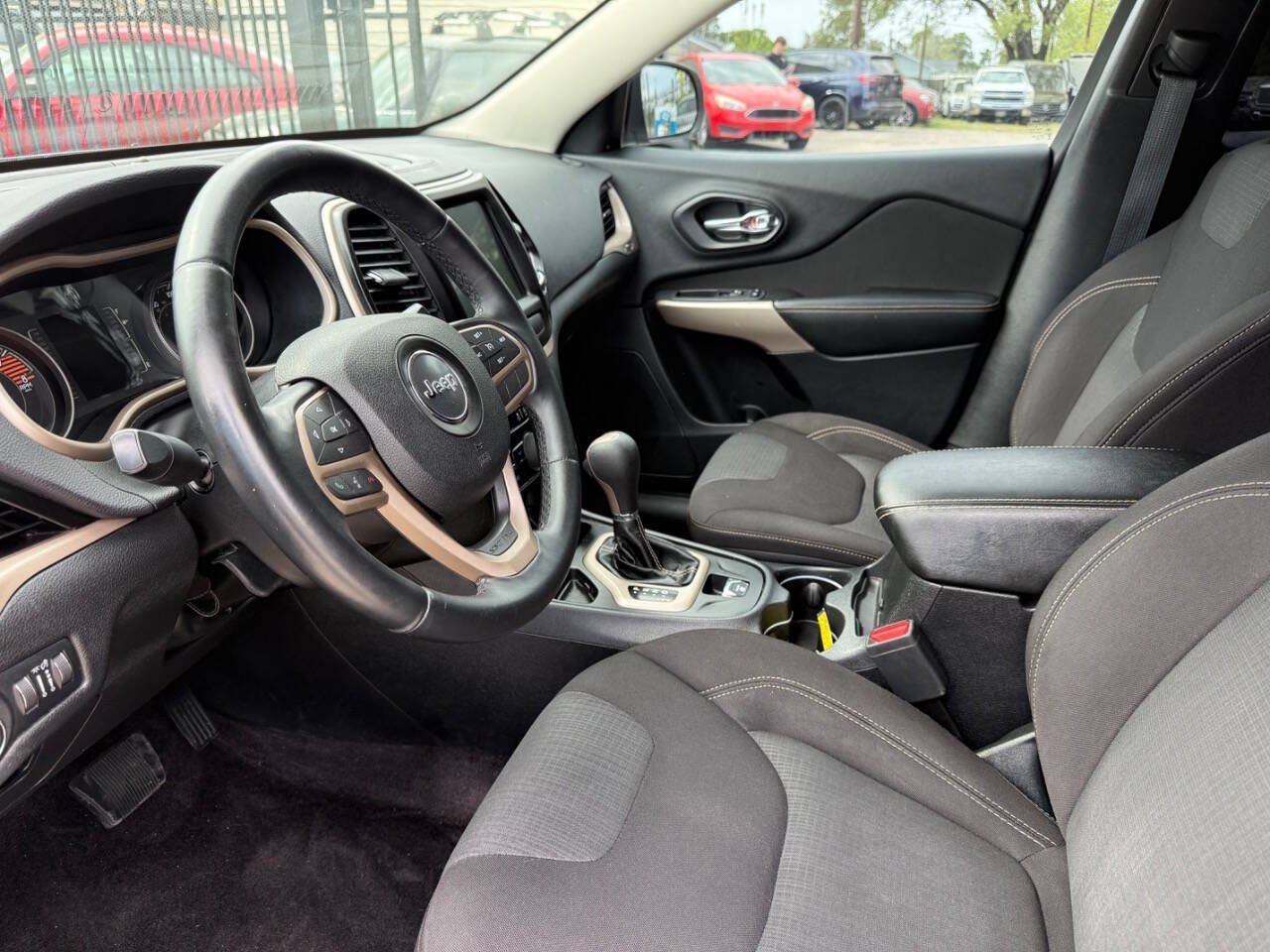 Used 2017 Jeep Cherokee Latitude w/ Comfort & Sound Group FWD image 13