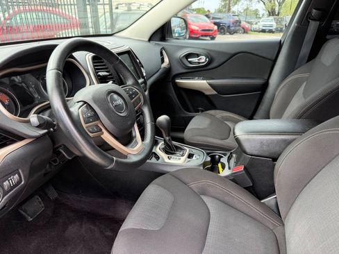 Used 2017 Jeep Cherokee Latitude w/ Comfort & Sound Group FWD image 13