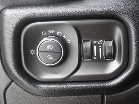 Used 2020 RAM 1500 Laramie RWD image 23