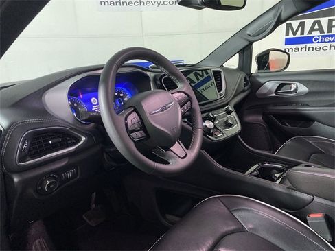 Used 2025 Chrysler Pacifica Limited image 15