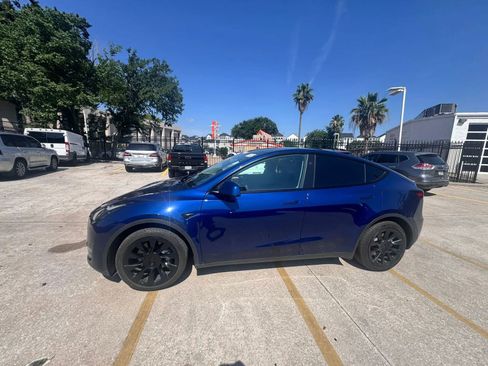 Used 2024 Tesla Model Y Long Range AWD/4WD image 3